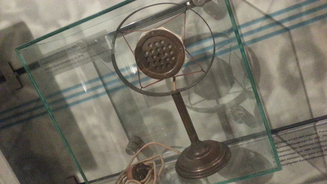 stari predmeti mikrofon za komentiranje